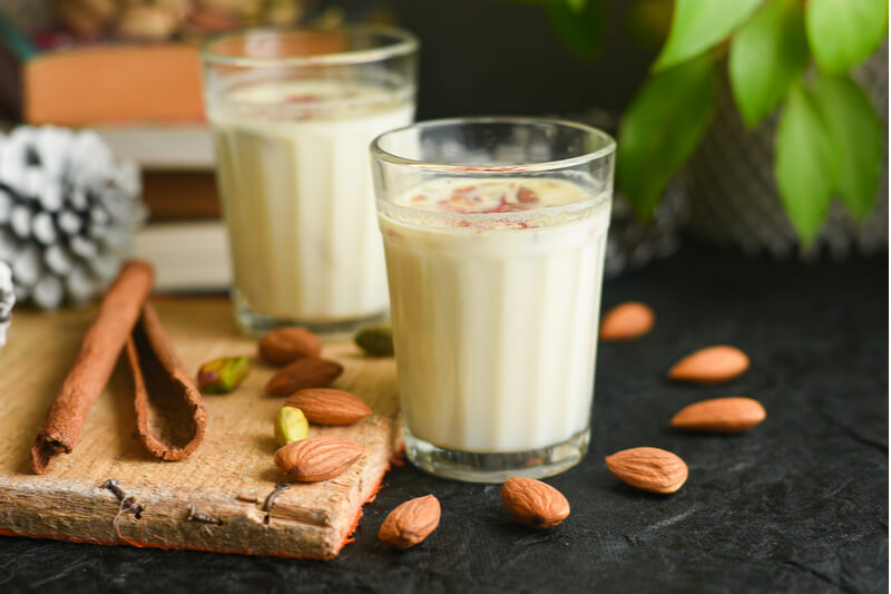 Ayurveda-Rezept: Mandelmilch mit Zimt, Vanille und Safran