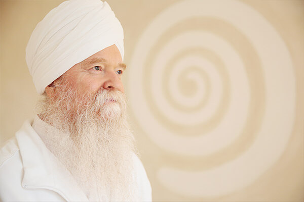Kundalini-Yogalehrer Satya Singh von YogaMeHome