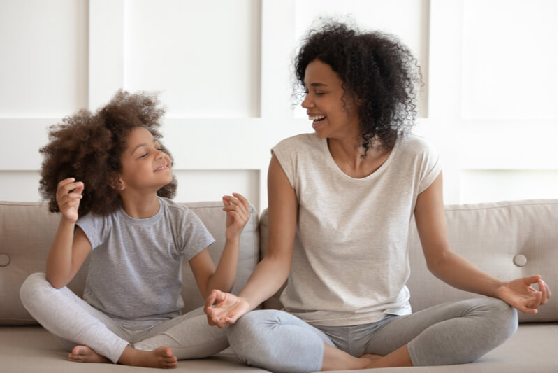 Gemeinsames Kinderyoga hat viele Vorteile
