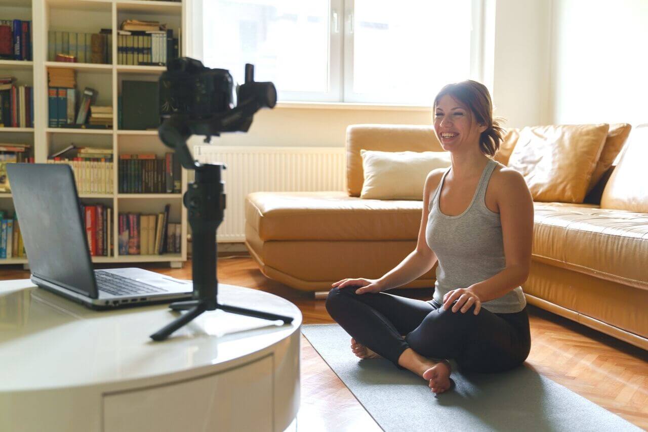 Online Yoga unterrichten: Diese Programme und Geräte helfen Dir dabei