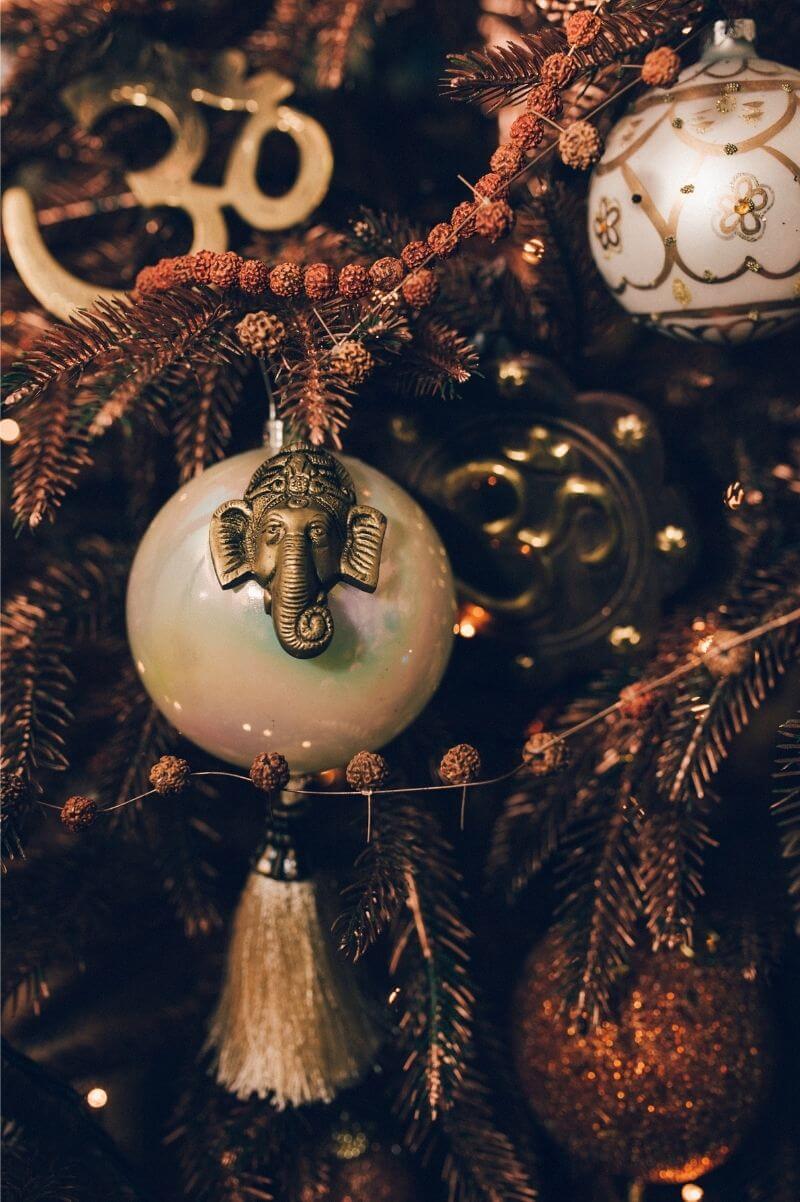 Ganesha und OM-Zeichen: Yoga-Deko am Weihnachtsbaum