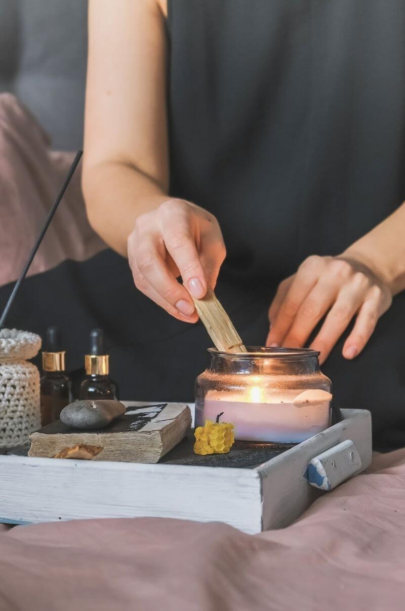 Ritual für Digital Detox und mehr innere Ruhe - Frau räuchert mit Palo Santo