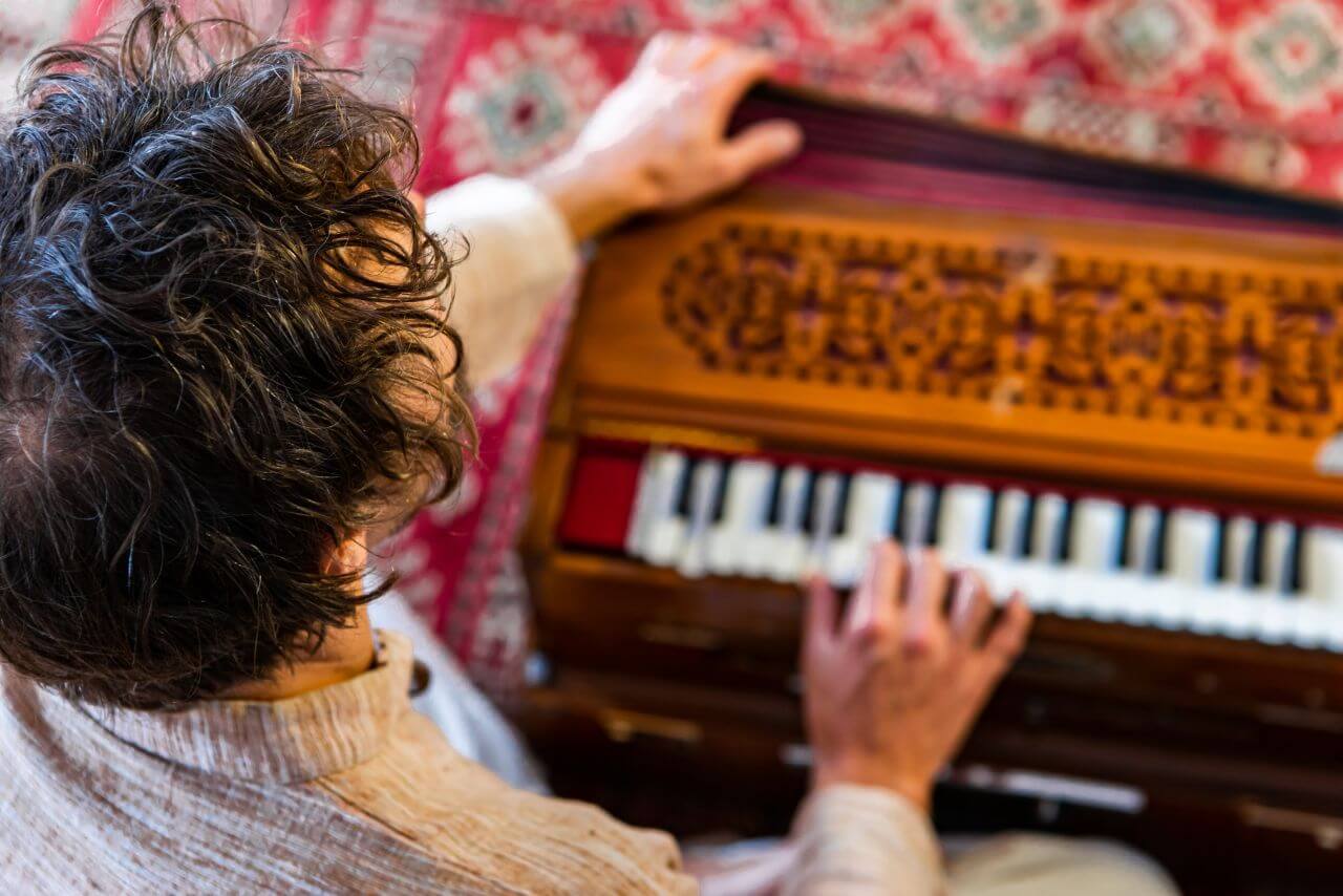 Wie wirkt Mantra-Singen? Wissenschaftlich und spirituell erklärt
