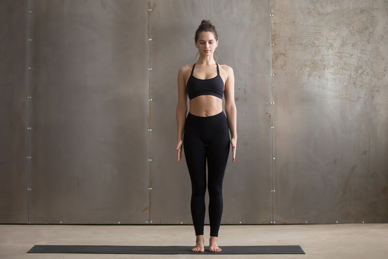 Frau führt die Yoga Übung Tadasana aus