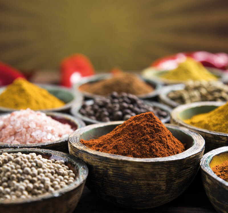 Bild von Schalen mit ayurvedischen Gewürzen