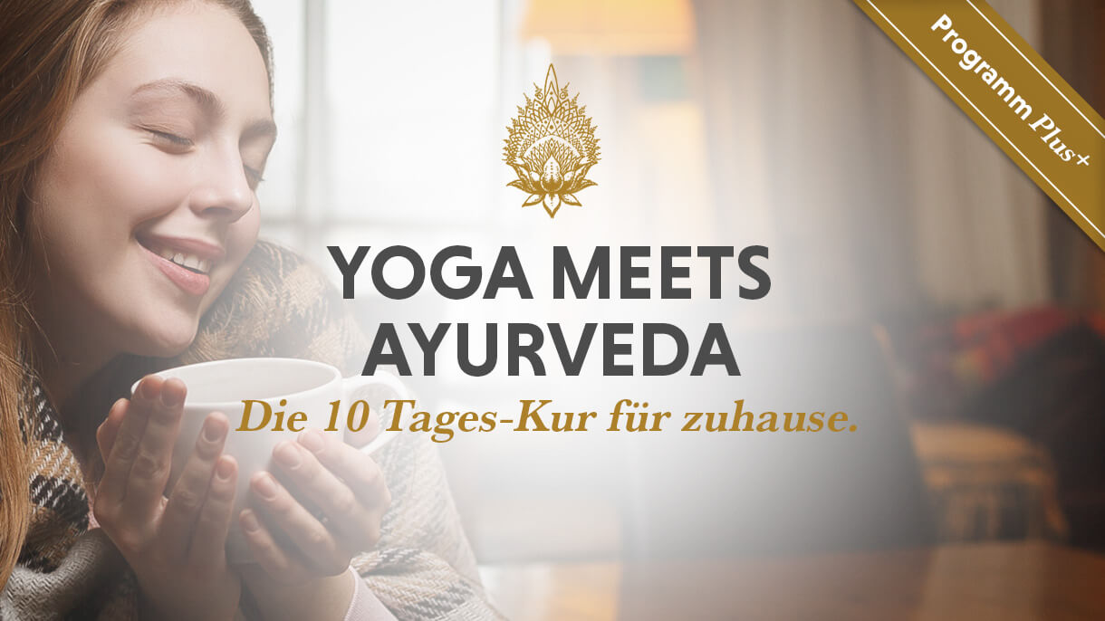 Entspannte Frau mit Teetasse und Schritzug Yoga meets Ayurveda