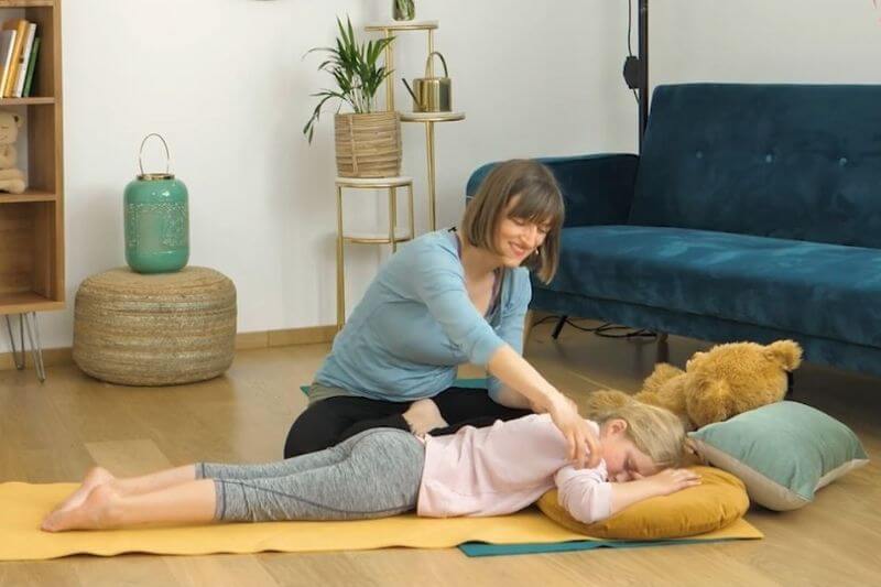Kinderyoga: Massage zur Entspannung