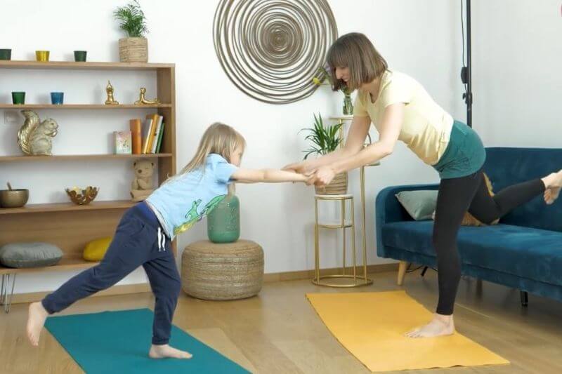 Yoga Krieger 3 mit Kindern