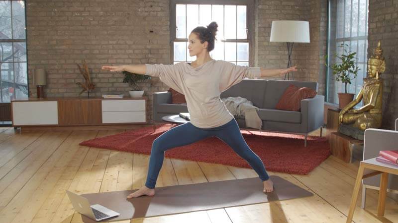 Yoga für Anfänger - Der Krieger Yoga für Anfänger - Frau in Yoga-Pose: Der Krieger
