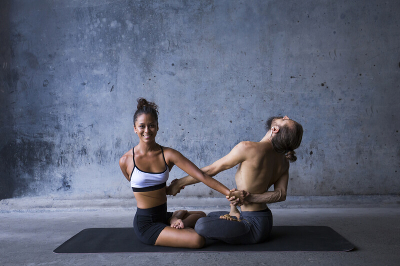 Yoga Übungen zu zweit: 5 Posen für Anfänger und Mutige