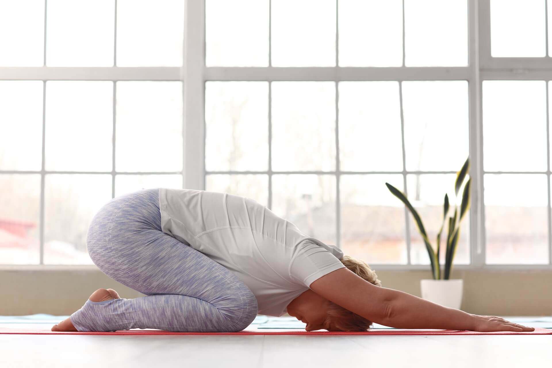 Yoga-Übung Balasana (Kindeshaltung)