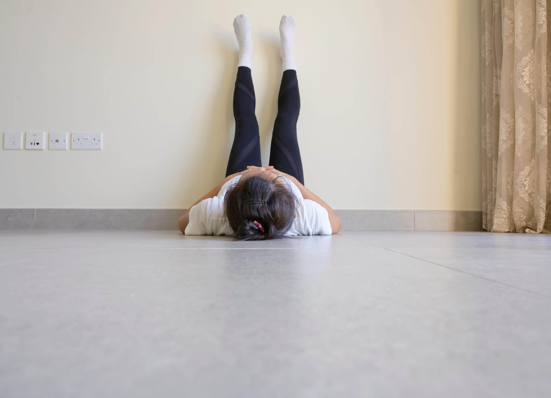 Viparita Karani (Beine an der Wand) als Yoga-Übung für die Wechseljahre